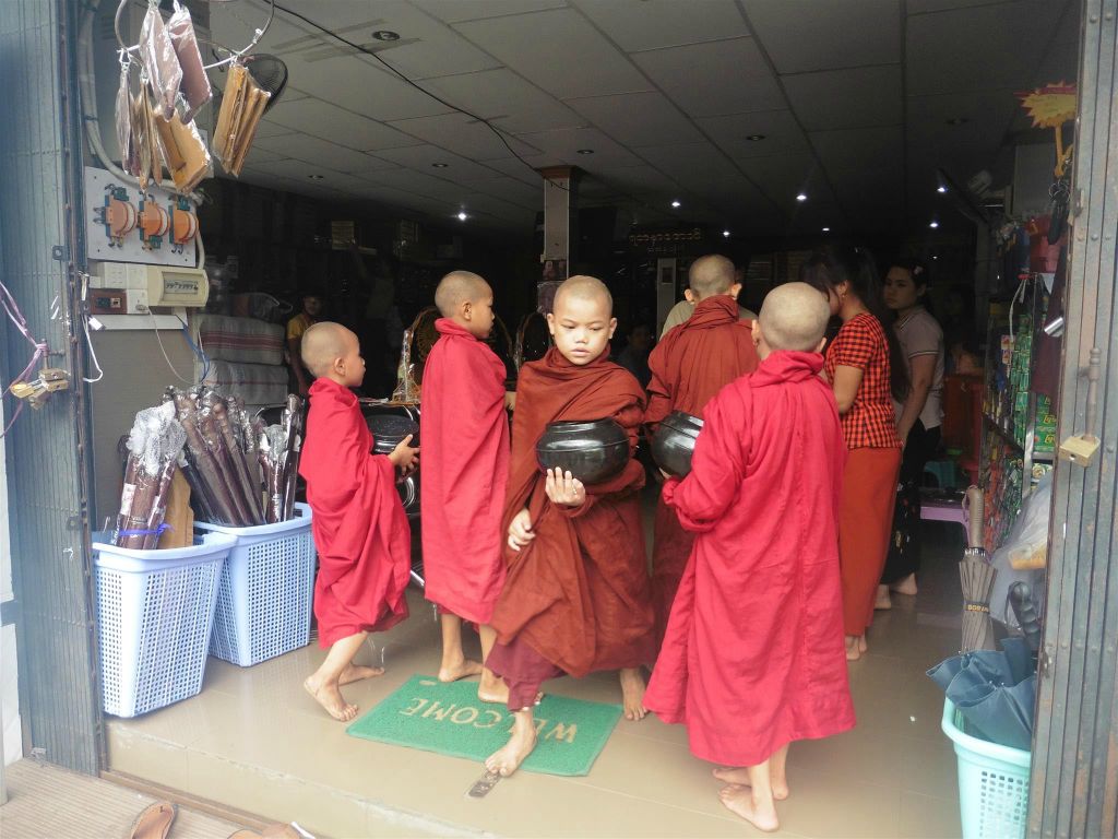 YANGON - jonge monniken halen eten op