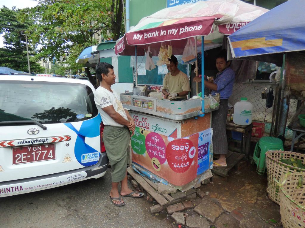YANGON - een kraam waar Paan verkocht wordt, een betel blad met areca noot en kalk, met of zonder tabak, wat een overvloedige rood gekleurde speeksel geeft