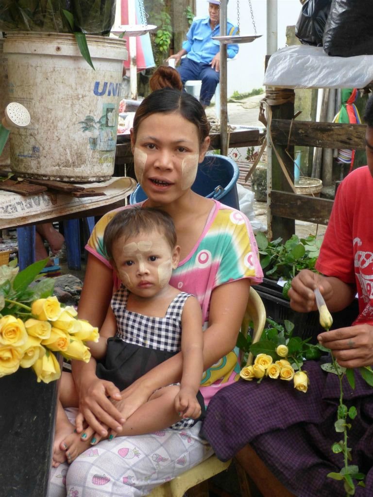 YANGON - een vrouw met haar dochter