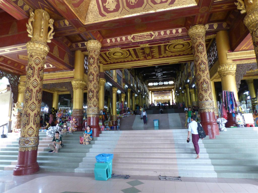 YANGON - een ingang naar de Schwedagonpagode