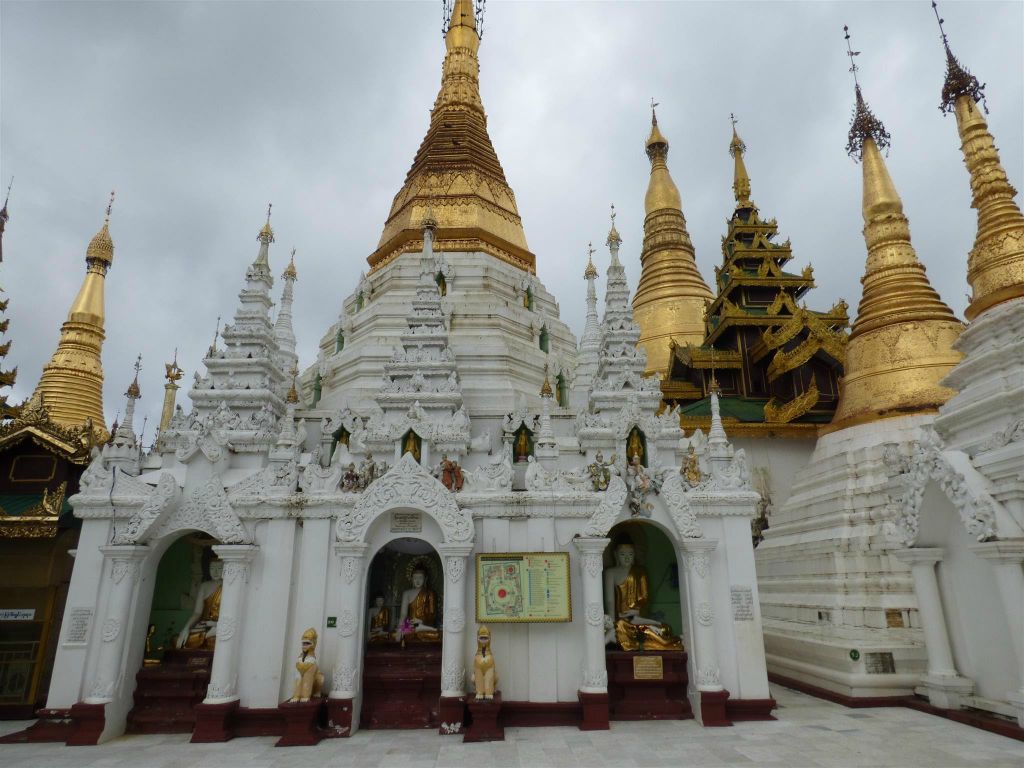 YANGON - enkele gebouwen op het complex van de Schwedagonpagode