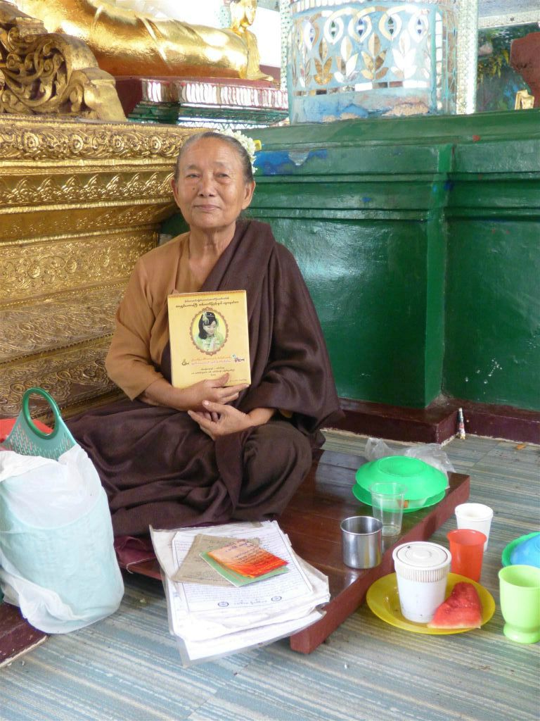 YANGON - een vrouw op het complex van de Schwedagonpagode