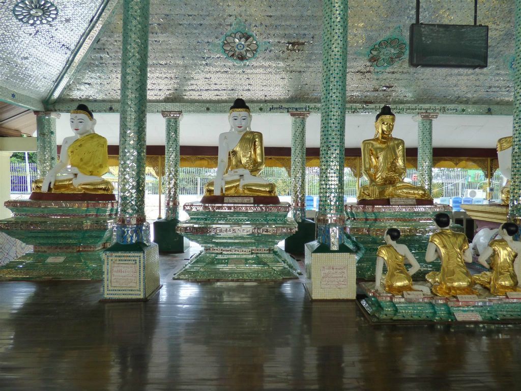 YANGON - enkele boeddhabeelden op het complex van de Schwedagonpagode