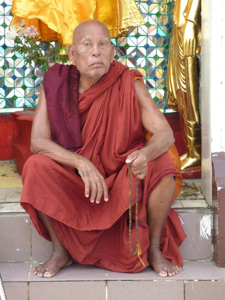 YANGON - een monnik op het complex van de Schwedagonpagode