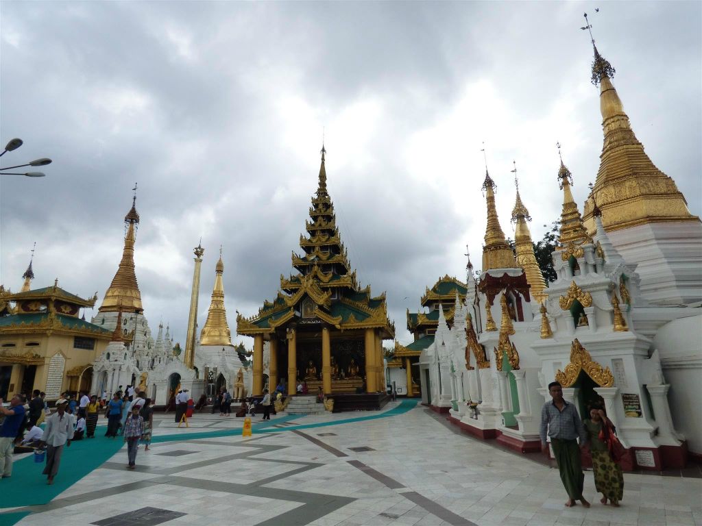 YANGON - een gedeelte van het complex van de Schwedagonpagode