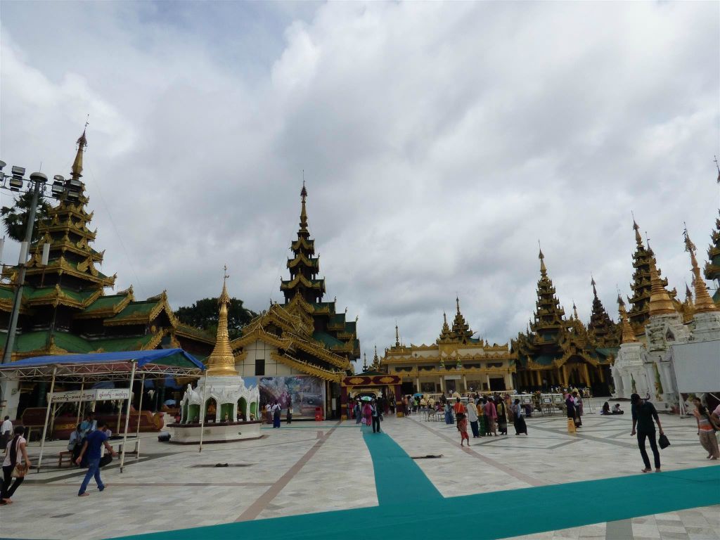 YANGON - een gedeelte van het complex van de Schwedagonpagode