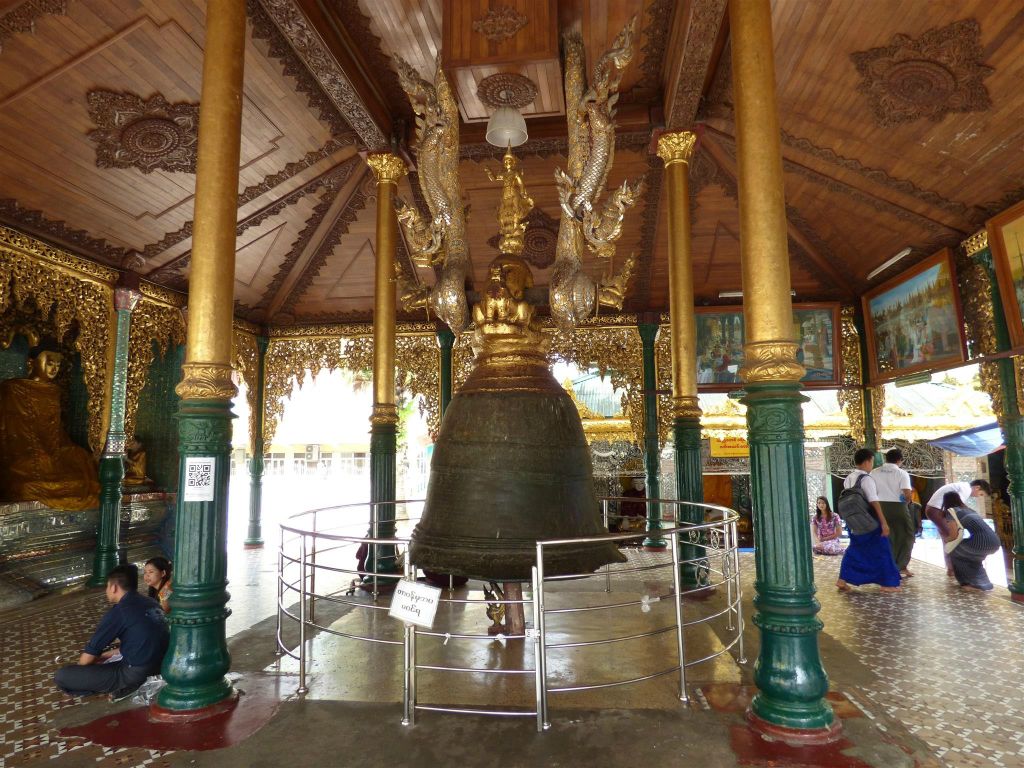 YANGON - een bel op het complex van de Schwedagonpagode