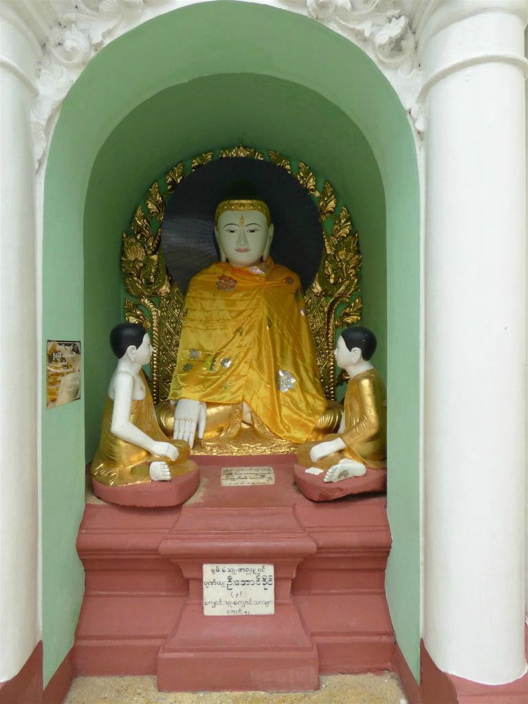 YANGON - een boeddhabeeld op het complex van de Schwedagonpagode