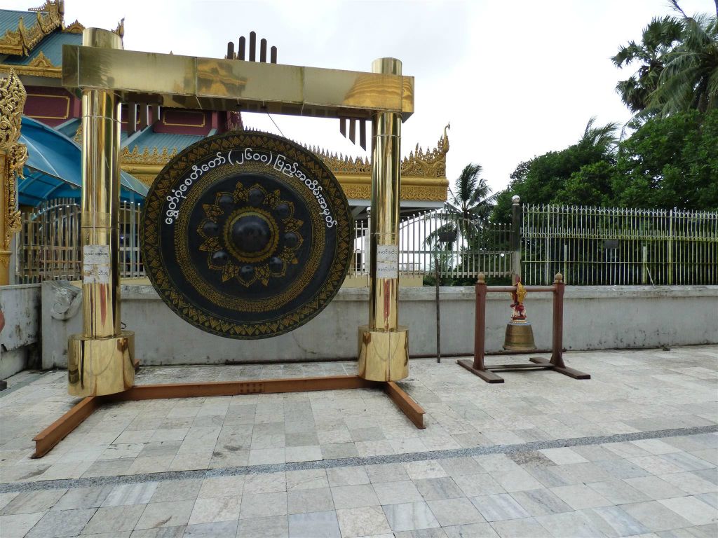 YANGON - een gong op het complex van de Schwedagonpagode