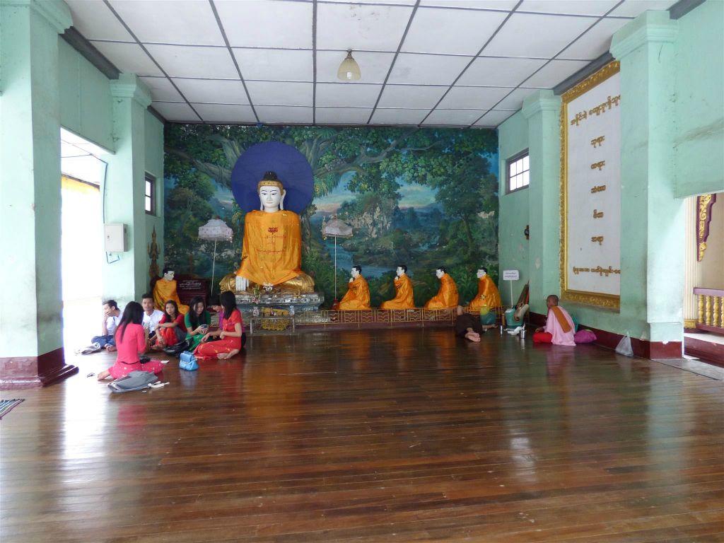 YANGON - enkele boeddhabeelden op het complex van de Schwedagonpagode