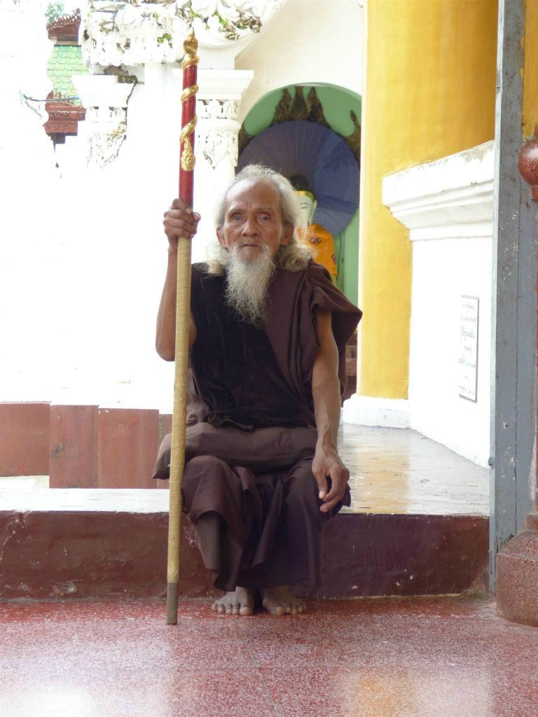 YANGON - een monnik op het complex van de Schwedagonpagode