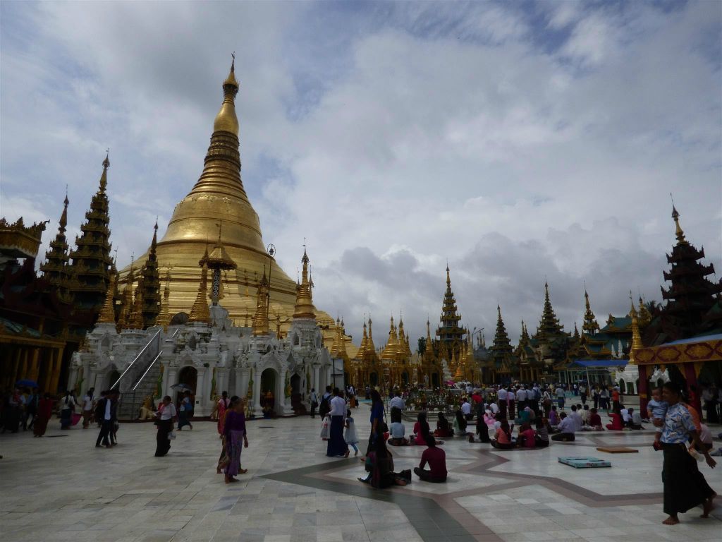 YANGON - een gedeelte van het complex van de Schwedagonpagode