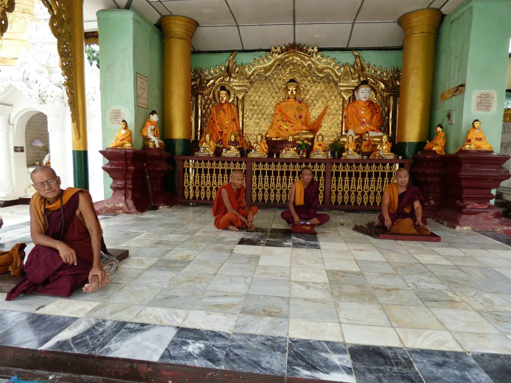 YANGON - enkele monniken op het complex van de Schwedagonpagode
