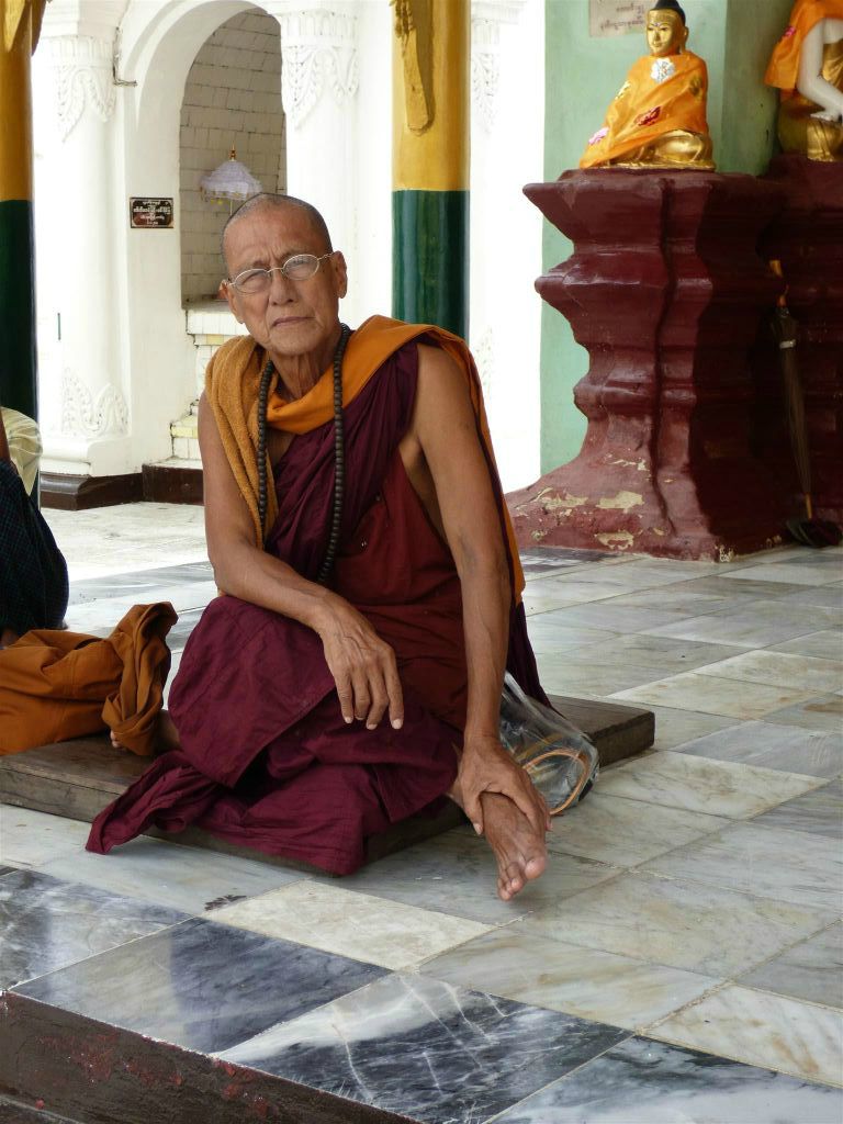 YANGON - een monnik op het complex van de Schwedagonpagode