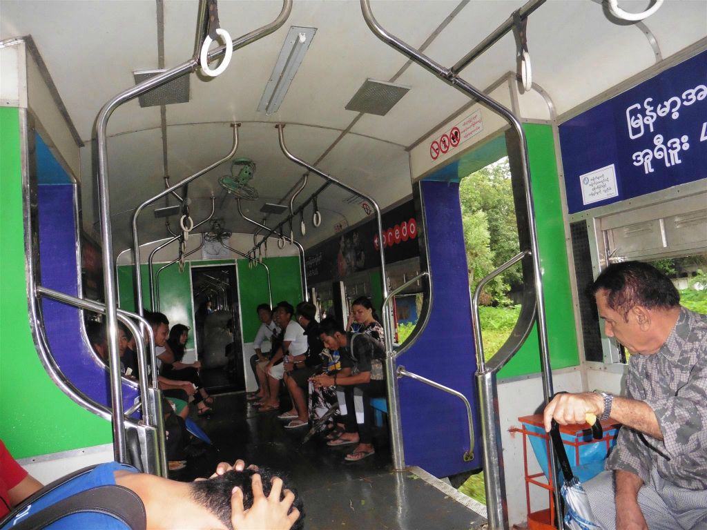 YANGON - Myanmarezen in de trein tijdens de rondrit rondom Yangon