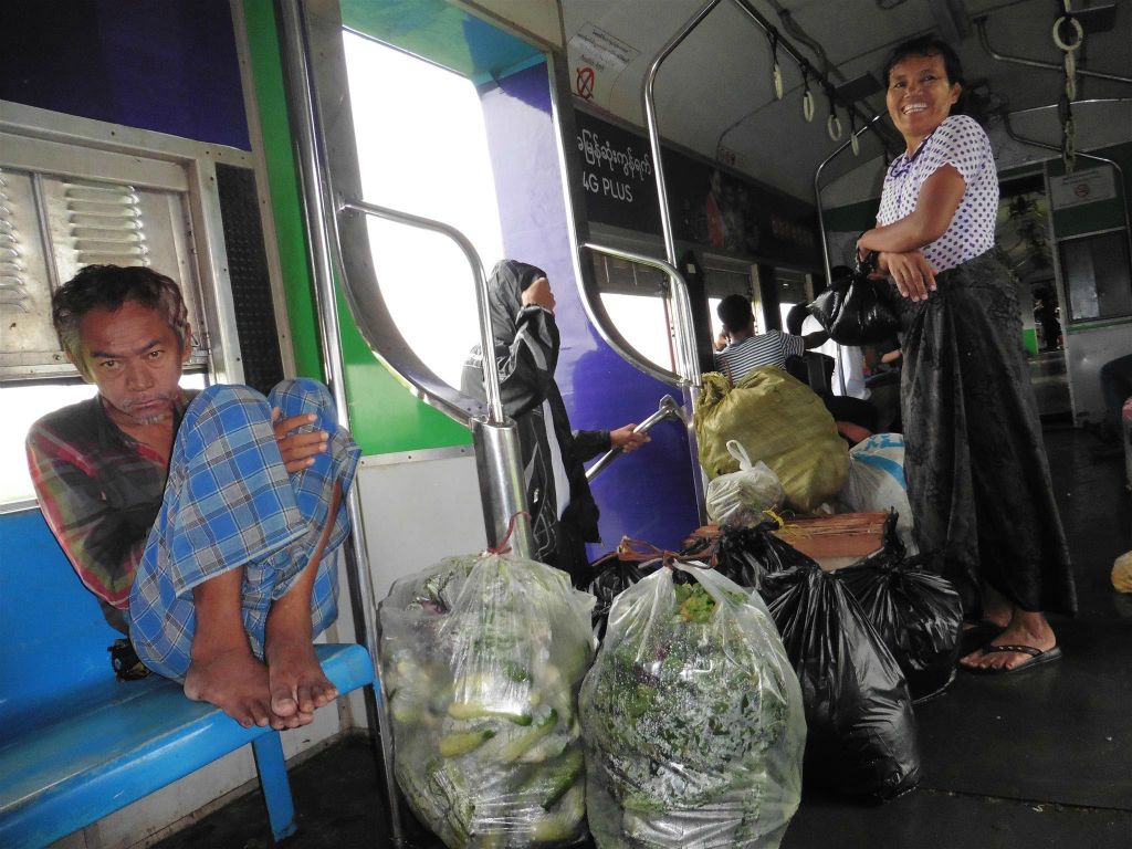 YANGON - enkele Myanmarezen met hun aankopen in de trein tijdens de rondrit rondom Yangon