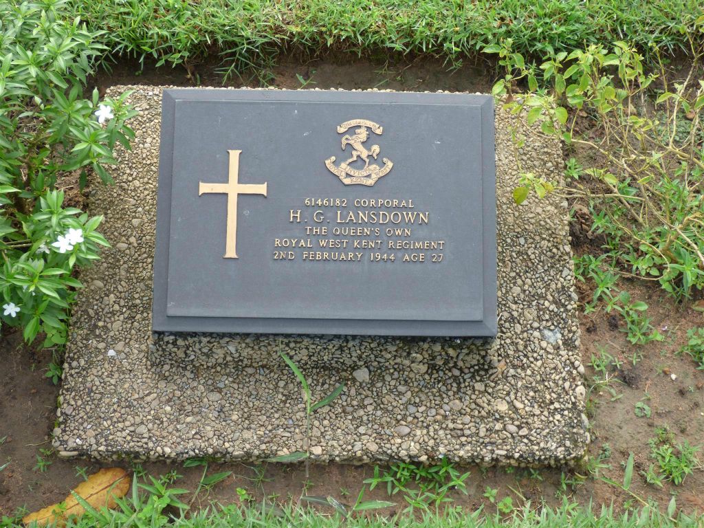 YANGON - eeen grafsteen op de oorlogsbegraafplaats Taukkyan