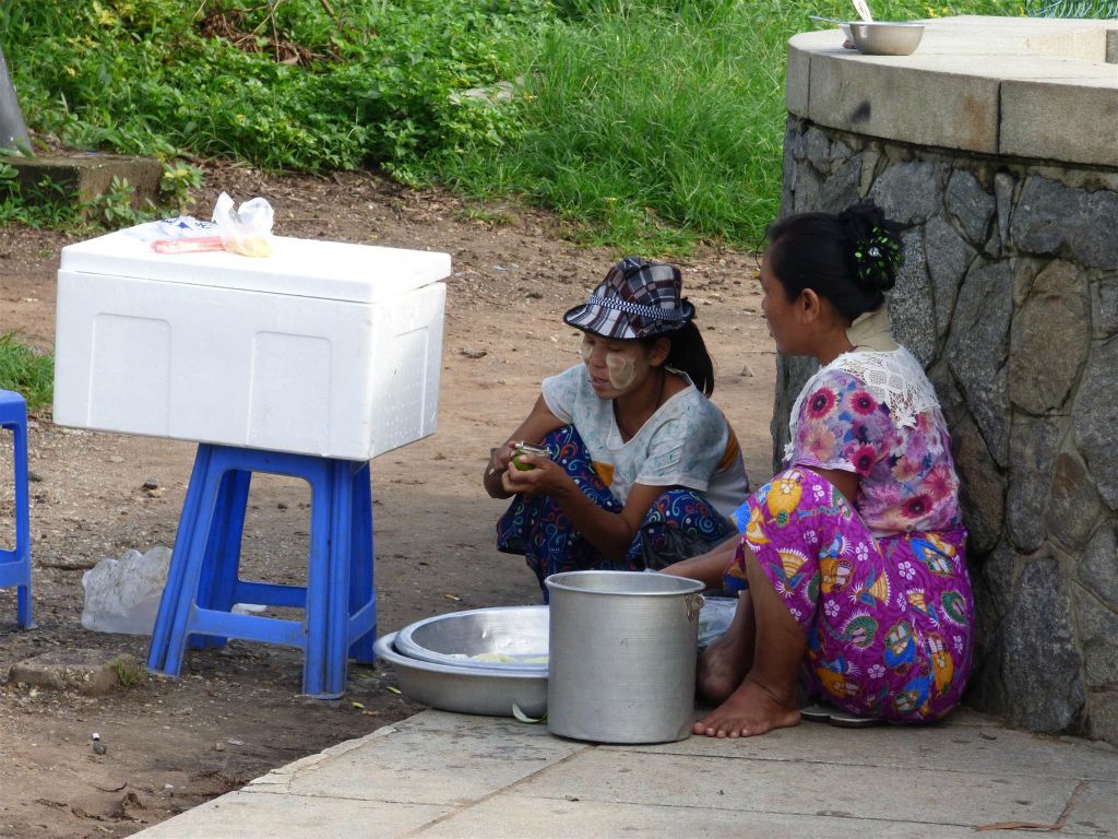 YANGON - twee vrouwen bij de oorlogsbegraafplaats Taukkyan