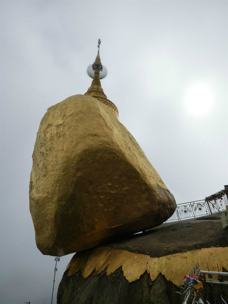 KYAIKTO - de gouden rots, een metershoog granieten rotsblok dat door gelovigen is volgeplakt met bladgoud en geheel in evenwicht blijft door een haar van Boeddha