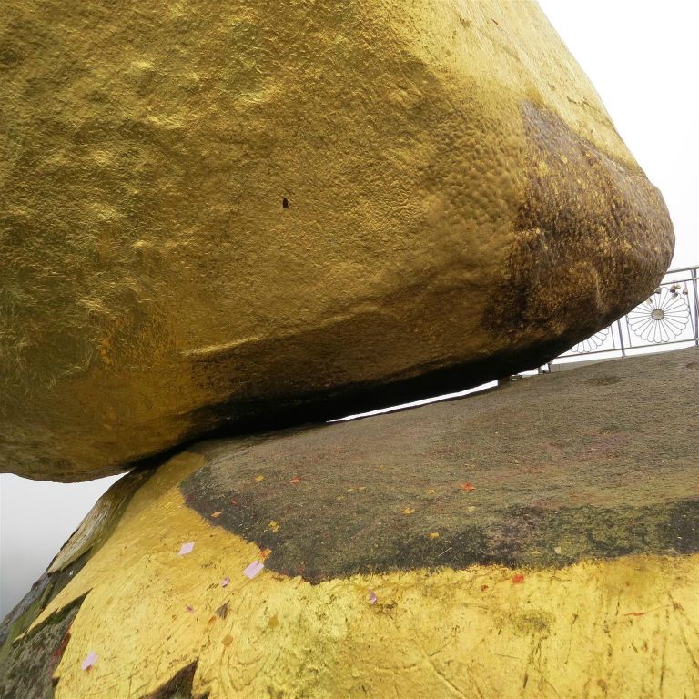 KYAIKTO - de gouden rots, een metershoog granieten rotsblok dat door gelovigen is volgeplakt met bladgoud en geheel in evenwicht blijft door een haar van Boeddha