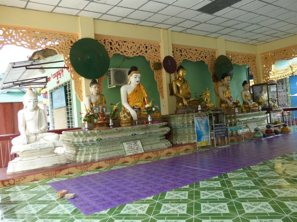 BAGO - enkele boeddhabeelden op het complex van de Shwemawdaw pagode