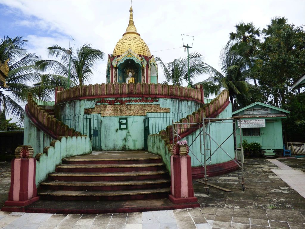 BAGO - een boeddhabeeld op het complex van de Shwemawdaw pagode