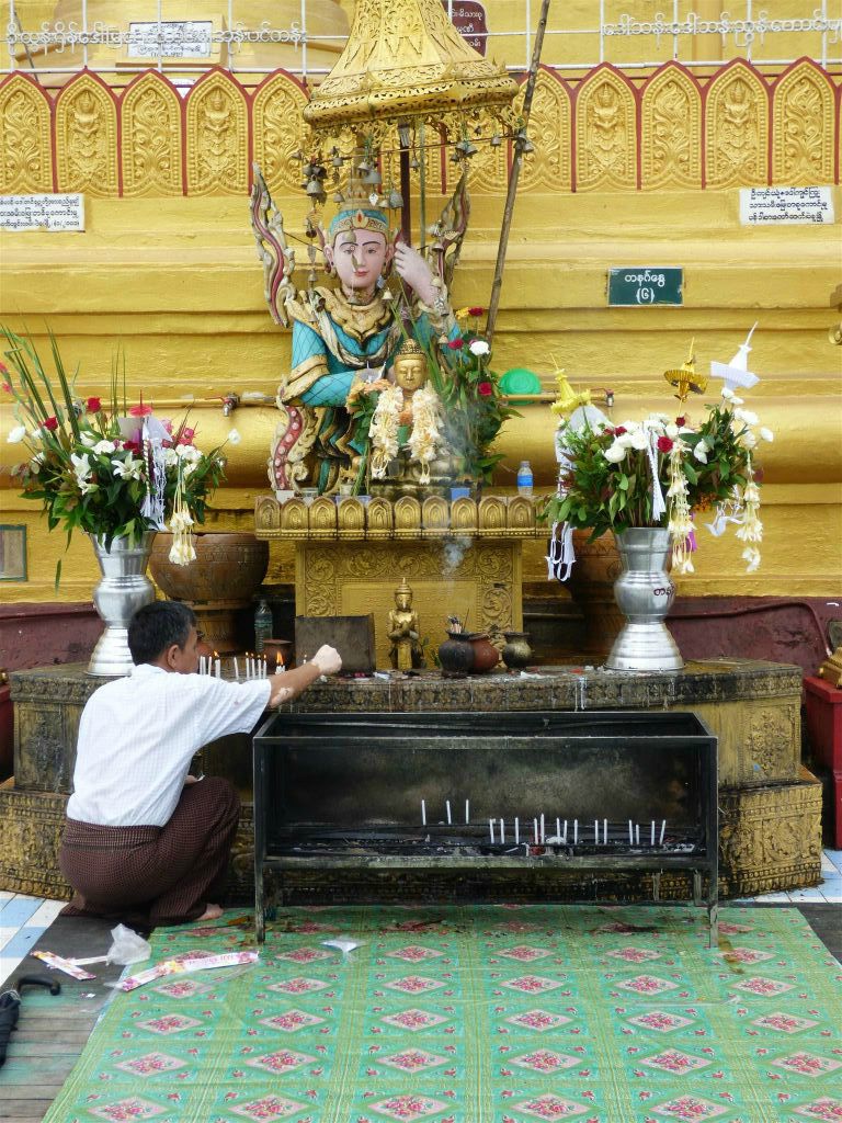 BAGO - een man bij de Shwemawdaw pagode