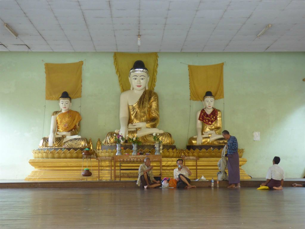 BAGO - enkele boeddhabeelden op het complex van de Shwemawdaw pagode
