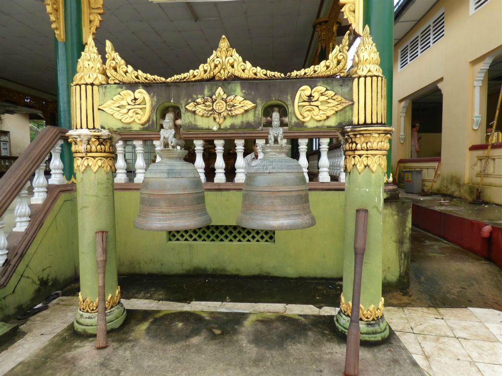 BAGO - twee bellen op het complex van de Shwemawdaw pagode