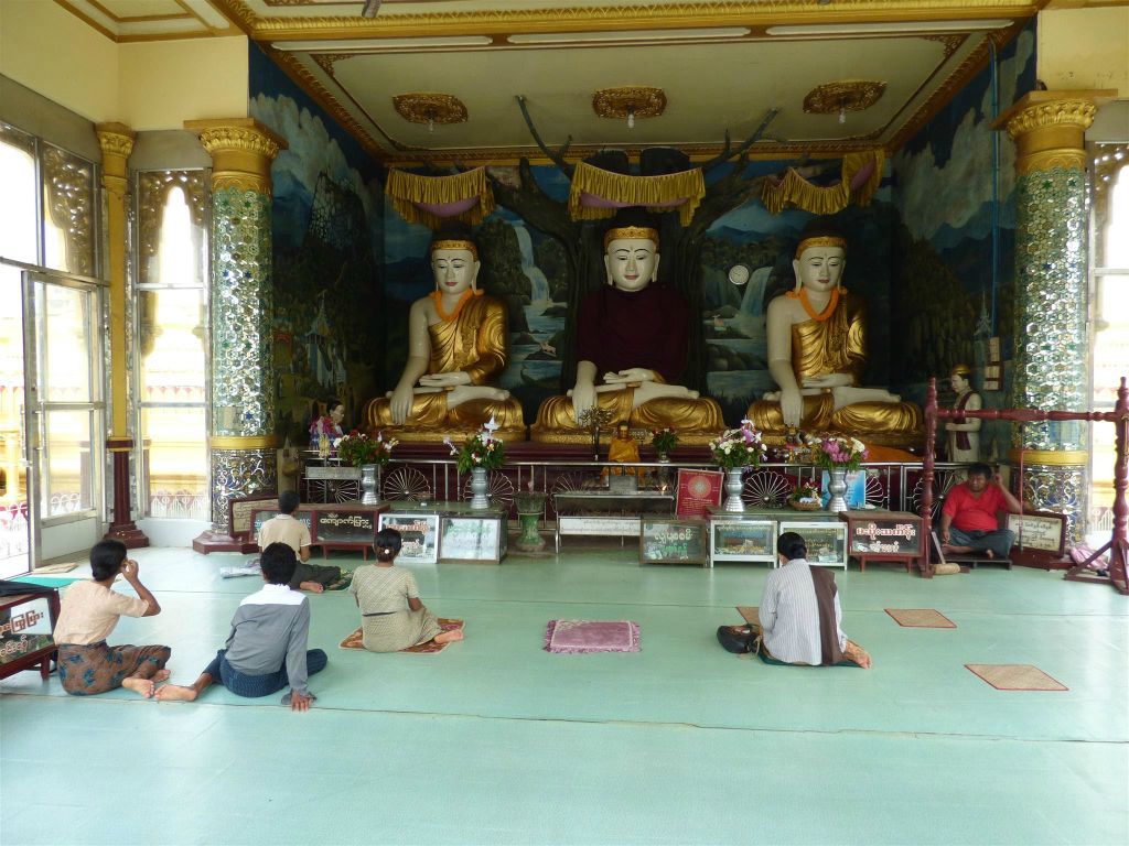 BAGO - enkele boeddhabeelden op het complex van de Shwemawdaw pagode