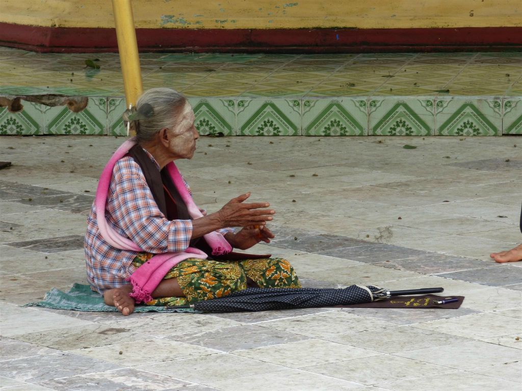 BAGO - een vrouw op het complex van de Shwemawdaw pagode