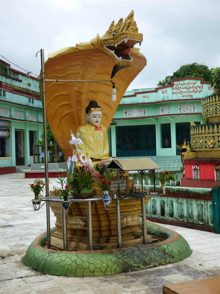 BAGO - een boeddhabeeld op het complex van de Shwemawdaw pagode