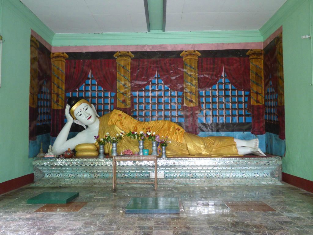 BAGO - een boeddhabeeld op het complex van de Shwemawdaw pagode