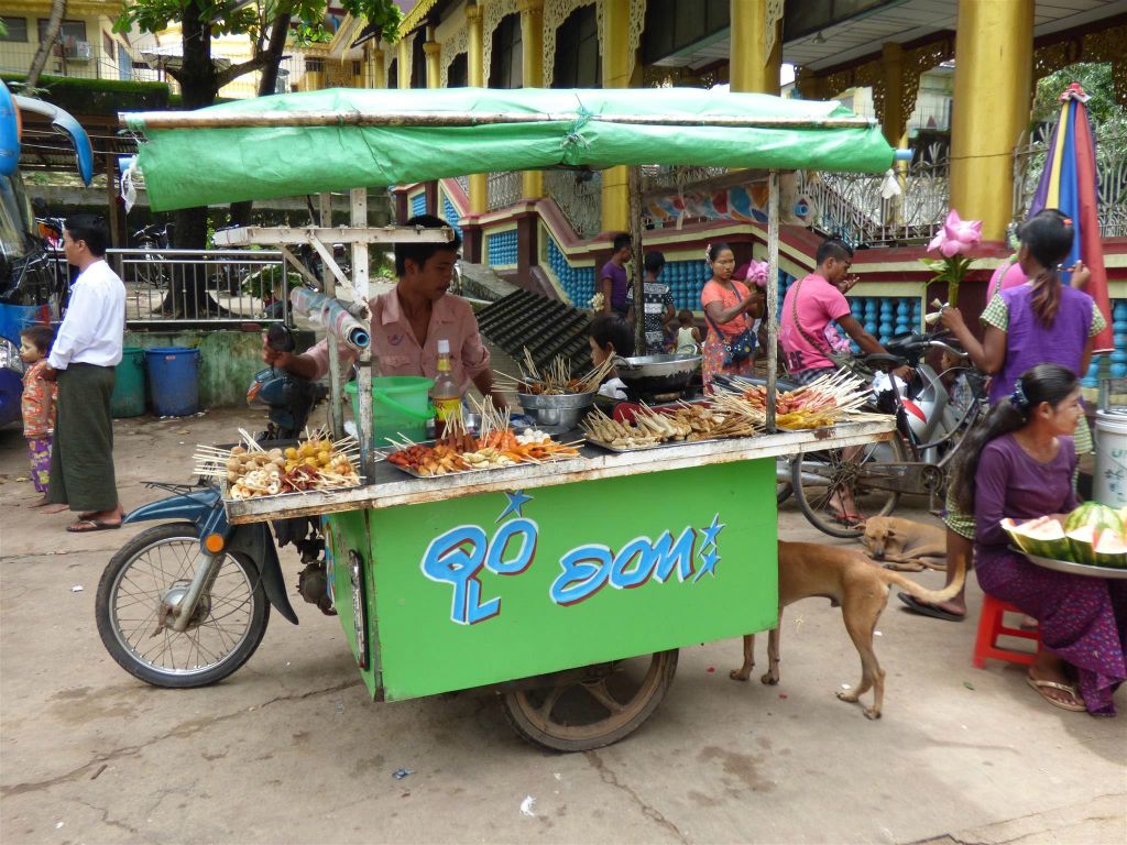 BAGO - een eetkraam bij de Shwemawdaw pagode