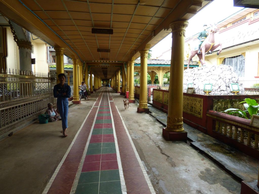 BAGO - het Kha Khat Wain Kyaung klooster