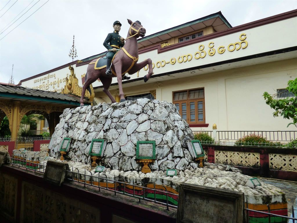 BAGO - een standbeeld bij het Kha Khat Wain Kyaung klooster