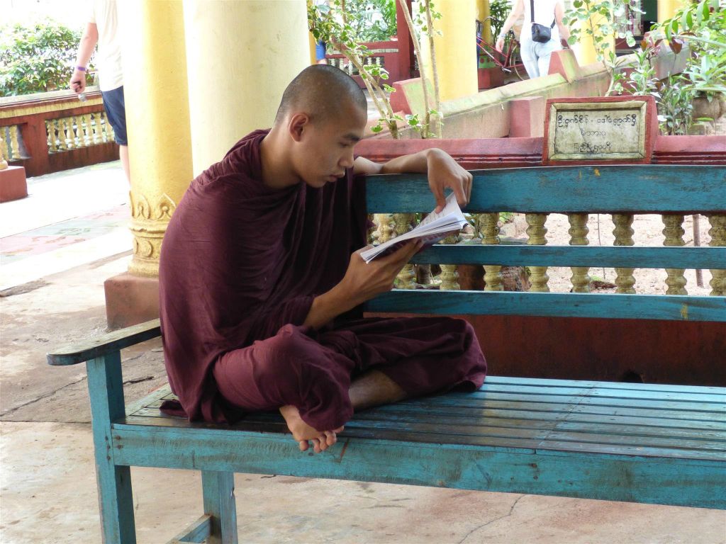 BAGO - een monnik in het Kha Khat Wain Kyaung klooster