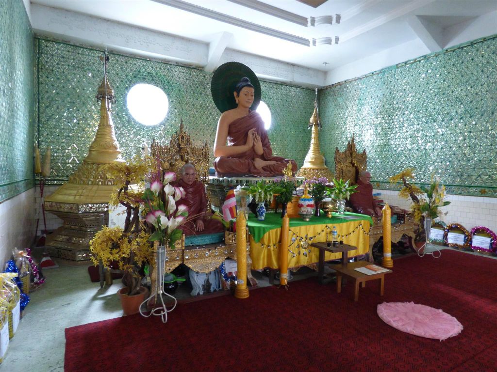 BAGO - enkele beelden in het Kha Khat Wain Kyaung klooster