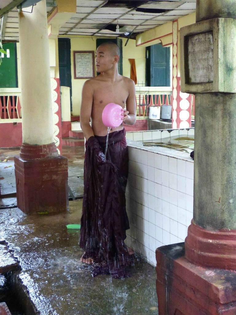BAGO - een monnik die zich wast in het Kha Khat Wain Kyaung klooster