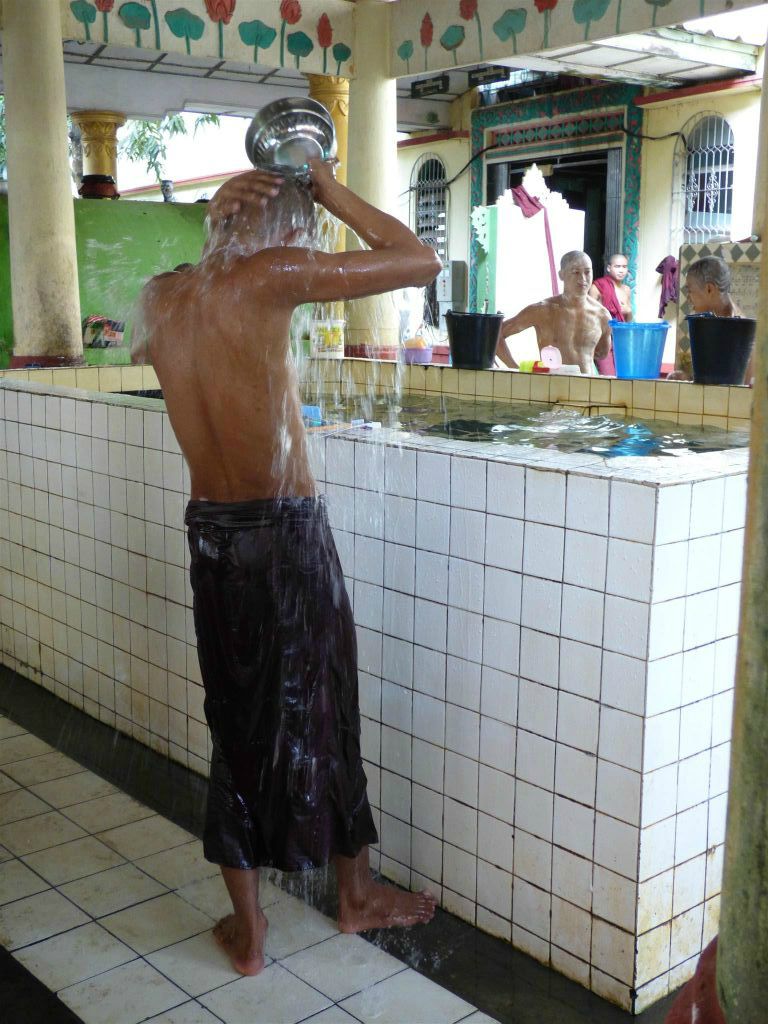 BAGO - een monnik die zich wast in het Kha Khat Wain Kyaung klooster