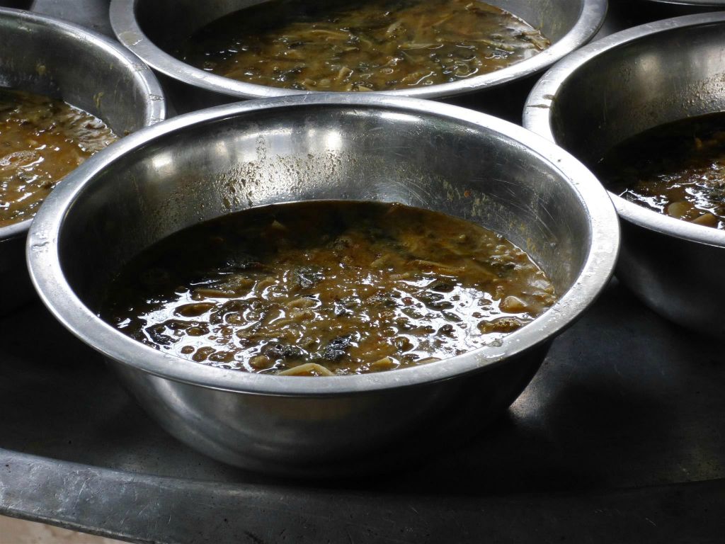 BAGO - de inhoud van een bak met eten in de keuken van het Kha Khat Wain Kyaung klooster