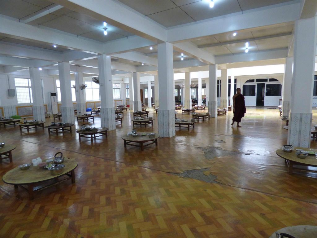 BAGO - de eetzaal van het Kha Khat Wain Kyaung klooster