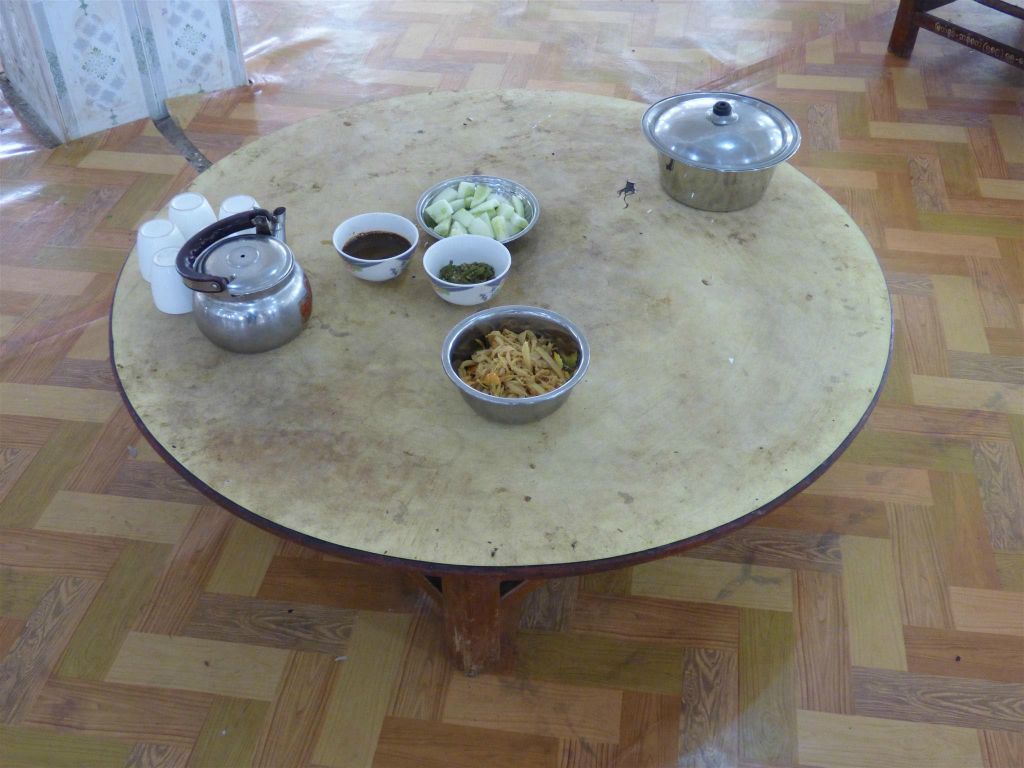 BAGO - een tafel in de eetzaal van het Kha Khat Wain Kyaung klooster