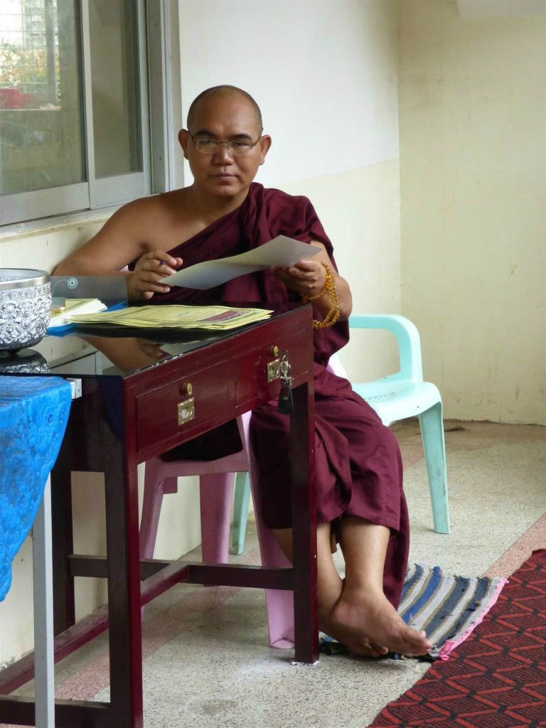 BAGO - een monnik in het Kha Khat Wain Kyaung klooster