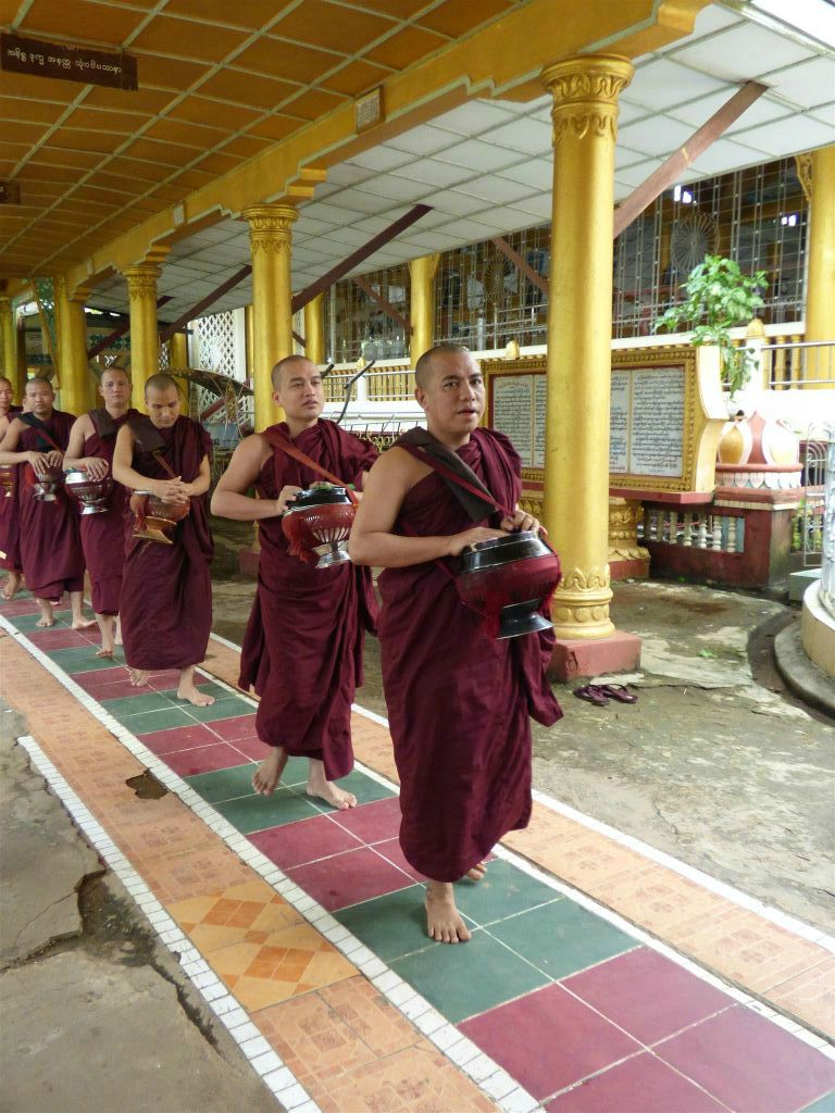 BAGO - de monniken lopen naar de eetzaal van het Kha Khat Wain Kyaung klooster
