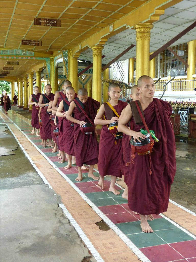 BAGO - de monniken lopen naar de eetzaal van het Kha Khat Wain Kyaung klooster