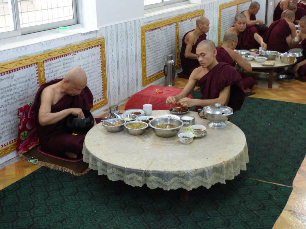 BAGO - de monniken aan het eten in de eetzaal van het Kha Khat Wain Kyaung klooster