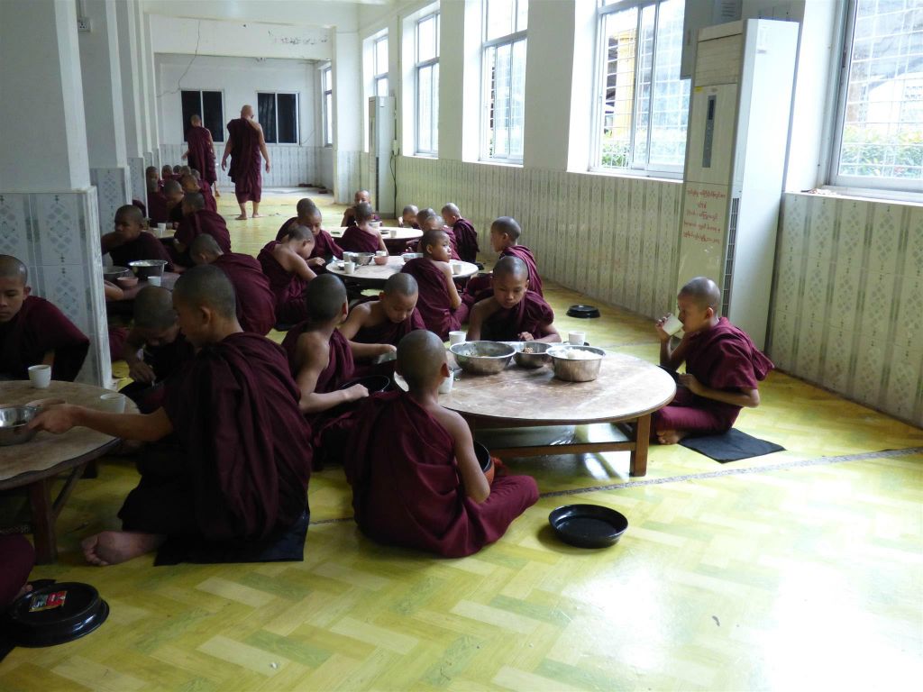 BAGO - de jonge monniken aan het eten in de eetzaal van het Kha Khat Wain Kyaung klooster