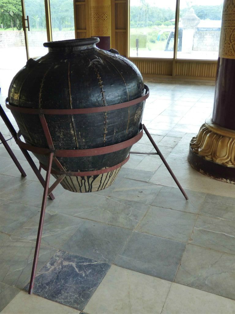 BAGO - een kruik in het paleis van Kambawzathardi