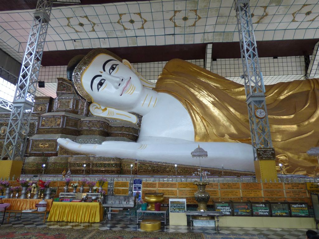 BAGO - het hoofd van de liggende boeddha (55 meter) in de Schwethalyaung pagode